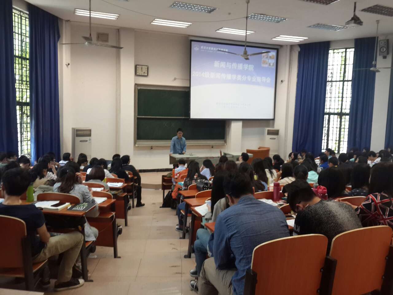 拨开迷雾，指点迷津——91直播
举行2014级分专业指导会