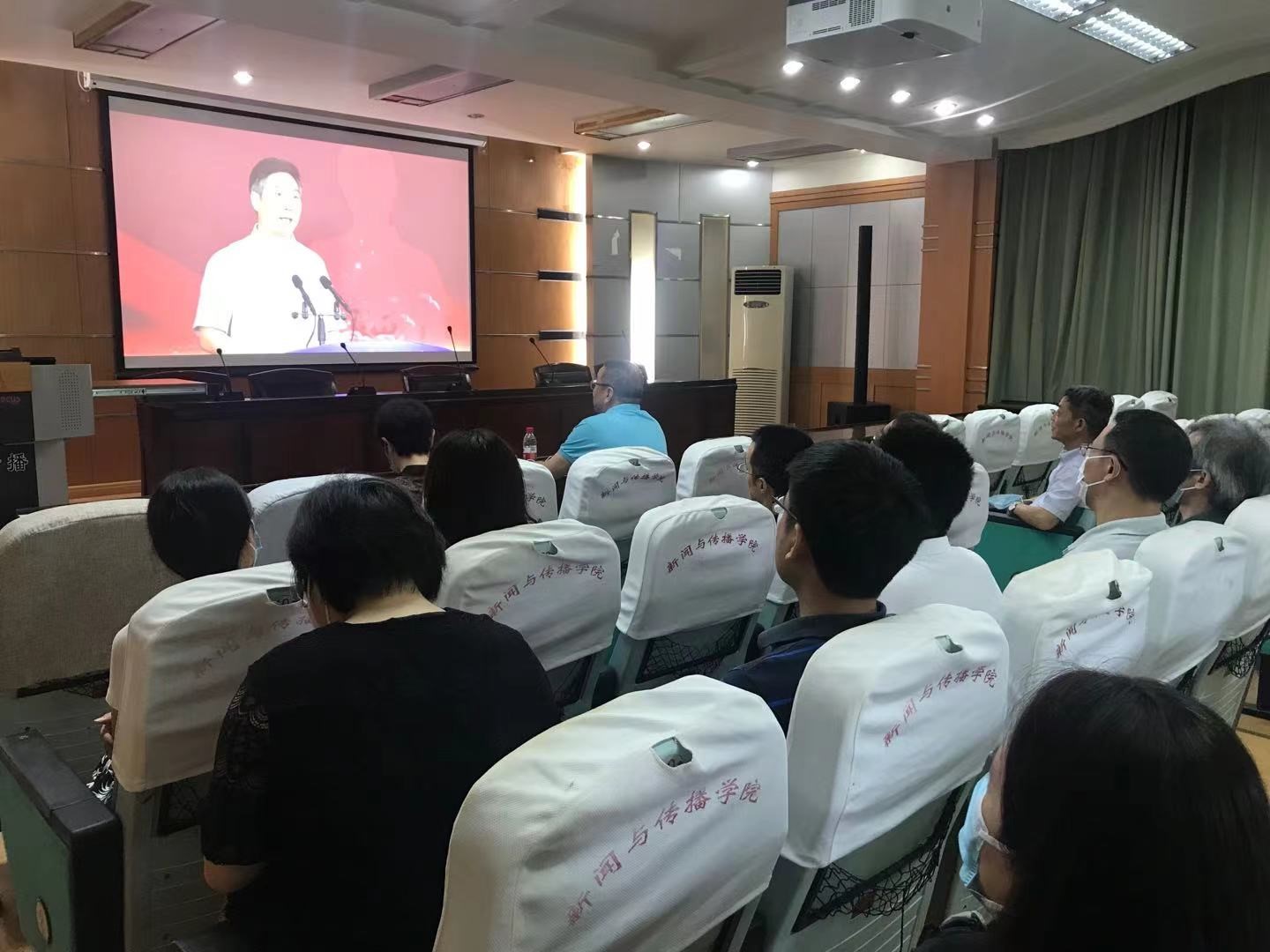 91直播
组织教职工代表在线观看学校教师节庆祝大会
