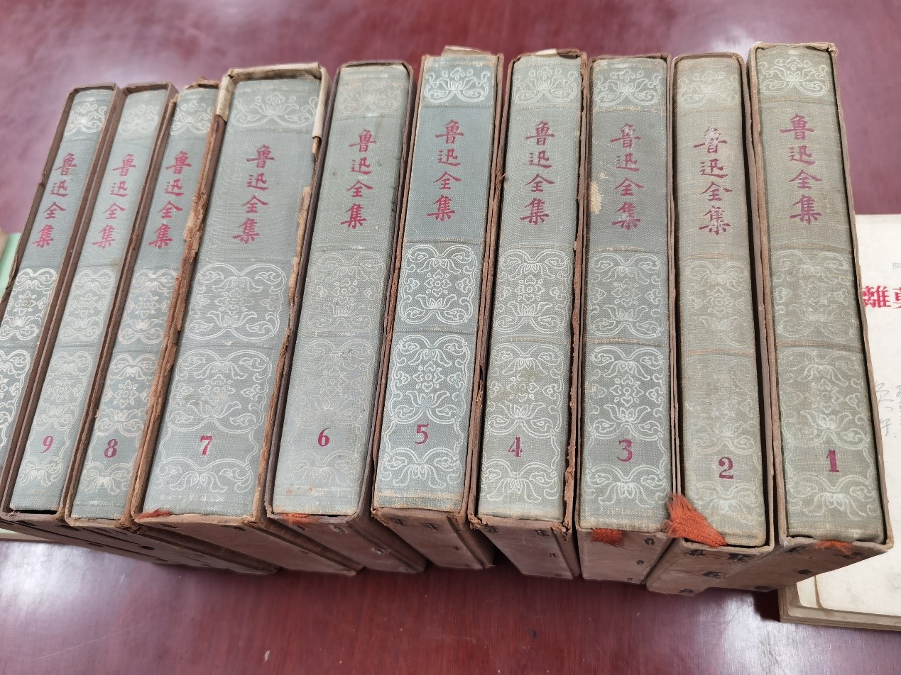 已故作家毕奂午家属为91直播
捐赠藏书
